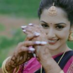 Neetha Ashok Instagram - First look: Love for Dhodamma’s (grandmothers) saree so many emotions of missing her on the wedding day.. wish she could be a part of my wedding so I planned on wearing her saree while leaving from home to the hall and must say her saree made me feel her presence. ❤️ Blouse by @rishi_designs11 Mua @piya.artistry Video credit @pixel_stream Hair accessories @beadedtreasuresjewelry Bridal mehendi by @mehendistoriesbykiran Nails by @flamingonailsindia #married #justmarried #happytears #tearsworthymoment #bridesofbangalore #brides #southindianbrides #southindianweddings #indianwedding #indianbride #southindianjewellery #wedding #bridalmakeup #bridesofindia #southfashionstyle #silksaree #kanchipuramsaree #bridesofhydrabad #bridaljewellery #templejewellery #weddingphotography #sareelove #bridal #southindianfashion #bridalwear #makeup
