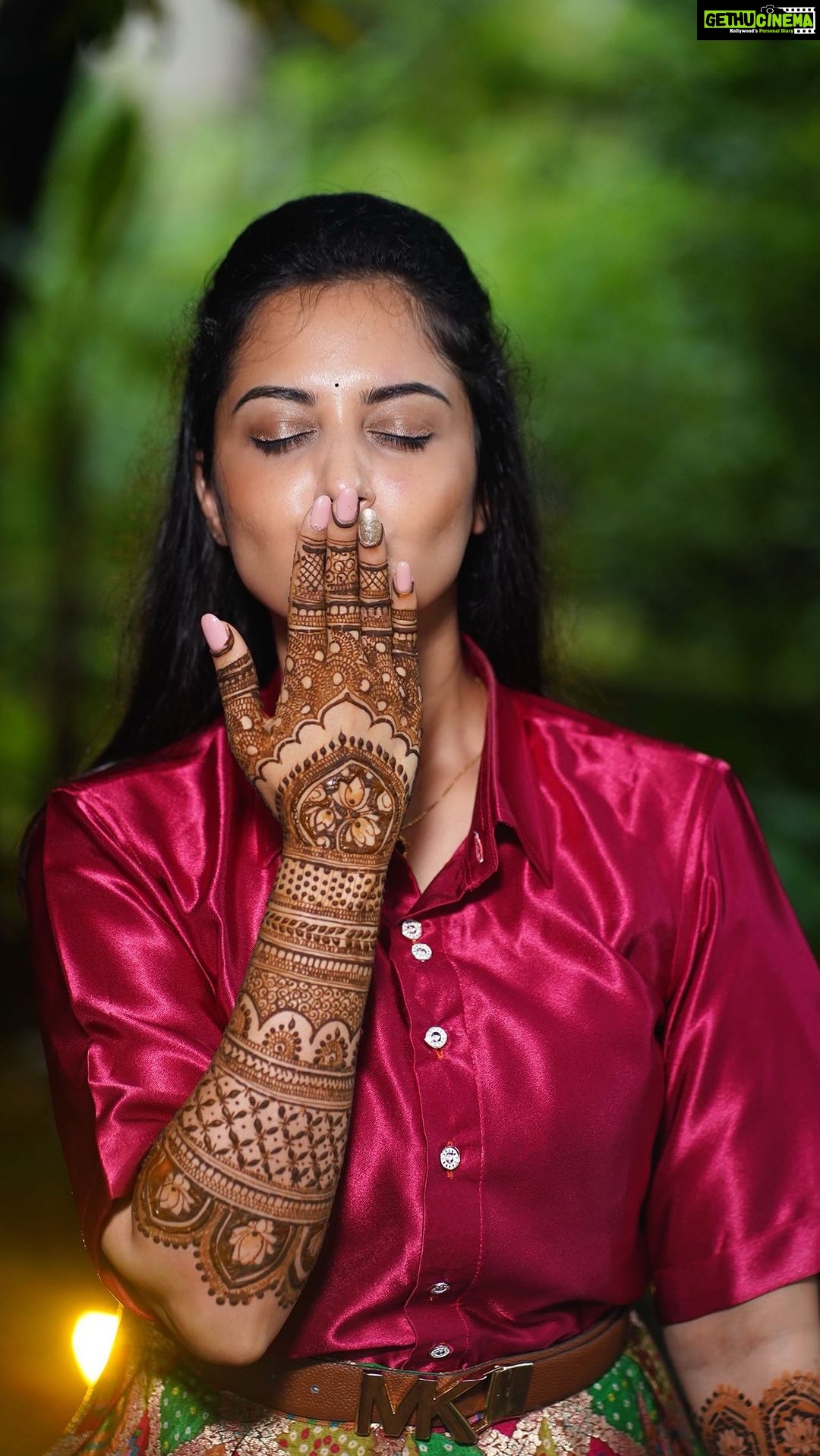 Neetha Ashok Instagram - ಮದರಂಗಿ 🎈 Pc @pradeepmachar Beautiful outfit from the house of @chandraki_designerstudio thanks a ton to this bundle of talent @being.vaidhav Mehendi by @mehendistoriesbykiran #mehndi #mehndidesign #mehndiart #mehndiartist #bridalmehndi #mehndidesigns #mehndinight #mehndibride #mehndihenna #mehndilove #mehndioutfits #hennamehndi #mehndi_inspire #mehndilovers #mehndipattern #mehndiinspire #mehndidress #weddingmehndi #mehndidesigner #naturalmehndi #mehndipro #mehndilook #mehnditation #indianmehndi #mehndilover #simplemehndi #instamehndi #mehndiceremony #mehndioutfit #mehndifunction