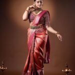 Neetha Ashok Instagram – HAPPY NAVRATRI 
The word “Navratri” is a combination of two words- ‘Nav’ meaning nine and ‘Ratri’ meaning night, During these nine days, nine different avatars of Maa Durga will be prayed to seek her blessings

Day 1 : THE COLOUR ORANGE 
THE GODDESS SHILAPUTRI
Navratri Day 1 holds an immense religious significance. This days marks the beginning of Navratri festivities. This day is dedicated to worship Goddess Shailputri. Goddess Shailputri is also known as Goddess Parvati who is the daughter of King Himalaya and Mother Maina. Goddess Shailputri mount on a bull with a flower in her left hand and trident in her right hand. She has divine powers of Lord Shiva, Lord Brahma and Lord Vishnu. She controls the planet Moon. 

Designer/ Styling : @vibbhinna 
Actress : @neethaashok01 
Mua : @artistryby_priyankaharish 
Photography: @dimaphotographystudio 
Concept : @_dha_rshiniii 
Jewels : @aabushanjewellery1941 

WE ARE INTO CUSTOMISATION , we customise from scratch i.e .., from Saree weaving to blouse perfect handwork selection.

#reelsinstagram #reelsviral #navaratri #navashakti #festival #festivalvibes #viibes #reelsviral #reelsvi̇ral #makeupartist #makeup #makeuptutorial #makeuplover #makeuplook #looks #looks #photoshoot #photooftheday #photography #photographer #photogram #photographers #makeupideas #navratri #goddess #customise #fashion #designer #styling #stylingprofile #customisesaree #vibbhinna