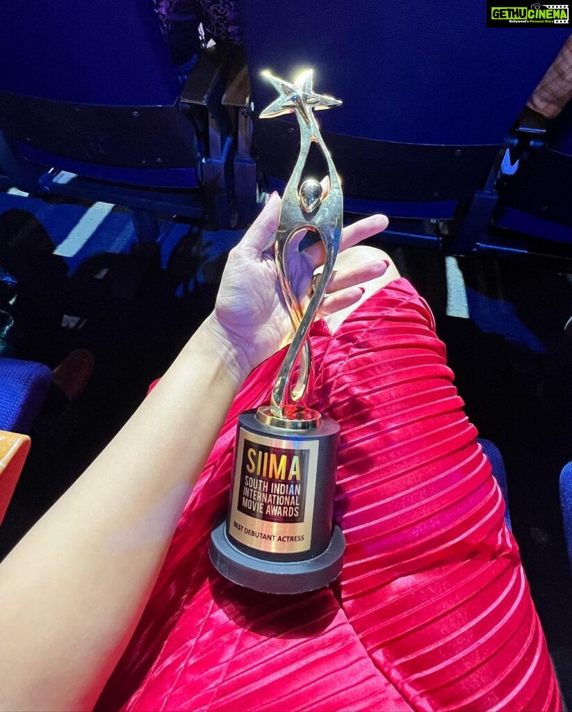 Neetha Ashok Instagram - Appreciation post ❤ Thank you @siimawards and @ranadaggubati for presenting this precious award. Honoured 🙏🏻❤ Pc ❤🤗😘 @satishmesta Dress by @arulaa_by_rashmianooprao ❤🤗🤗 Accessories @beadedtreasuresjewelry Makeup by @thatsmartmua Hair by @sara_theglamorous Dubai World Trade Centre, Dubai UAE