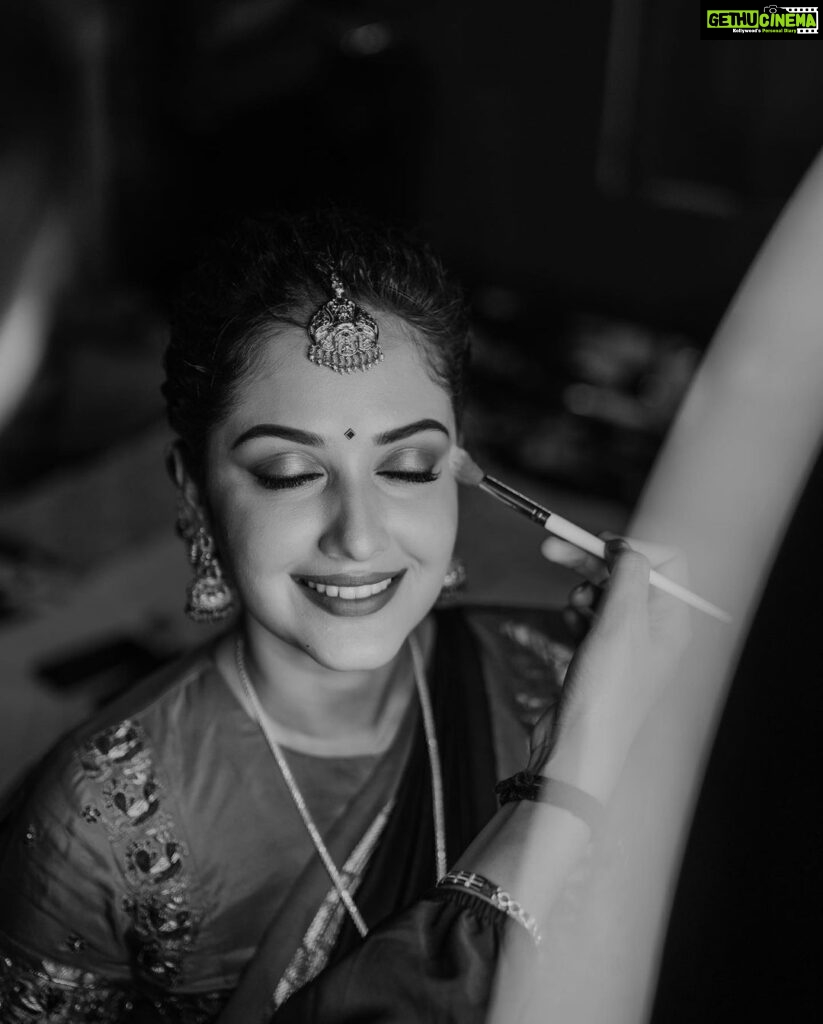 Neetha Ashok Instagram - 🙈Just going with the trend of GRWM photos 😂 for my wedding! (Couldn’t think of a caption😂) Blouse by @rishi_designs11 Mua @piya.artistry Video credit @pixel_stream Hair accessories @beadedtreasuresjewelry Bridal mehendi by @mehendistoriesbykiran Nails by @flamingonailsindia #bridesofbangalore #brides #southindianbrides #southindianweddings #indianwedding #indianbride #southindianjewellery #wedding #bridalmakeup #bridesofindia #southfashionstyle #silksaree #kanchipuramsaree #bridesofhydrabad #bridaljewellery #templejewellery #weddingphotography #sareelove #bridal #southindianfashion #bridalwear #makeup #married #justmarried #happytears #tearsworthymoment