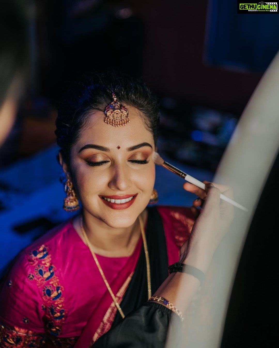 Neetha Ashok Instagram - 🙈Just going with the trend of GRWM photos 😂 for my wedding! (Couldn’t think of a caption😂) Blouse by @rishi_designs11 Mua @piya.artistry Video credit @pixel_stream Hair accessories @beadedtreasuresjewelry Bridal mehendi by @mehendistoriesbykiran Nails by @flamingonailsindia #bridesofbangalore #brides #southindianbrides #southindianweddings #indianwedding #indianbride #southindianjewellery #wedding #bridalmakeup #bridesofindia #southfashionstyle #silksaree #kanchipuramsaree #bridesofhydrabad #bridaljewellery #templejewellery #weddingphotography #sareelove #bridal #southindianfashion #bridalwear #makeup #married #justmarried #happytears #tearsworthymoment