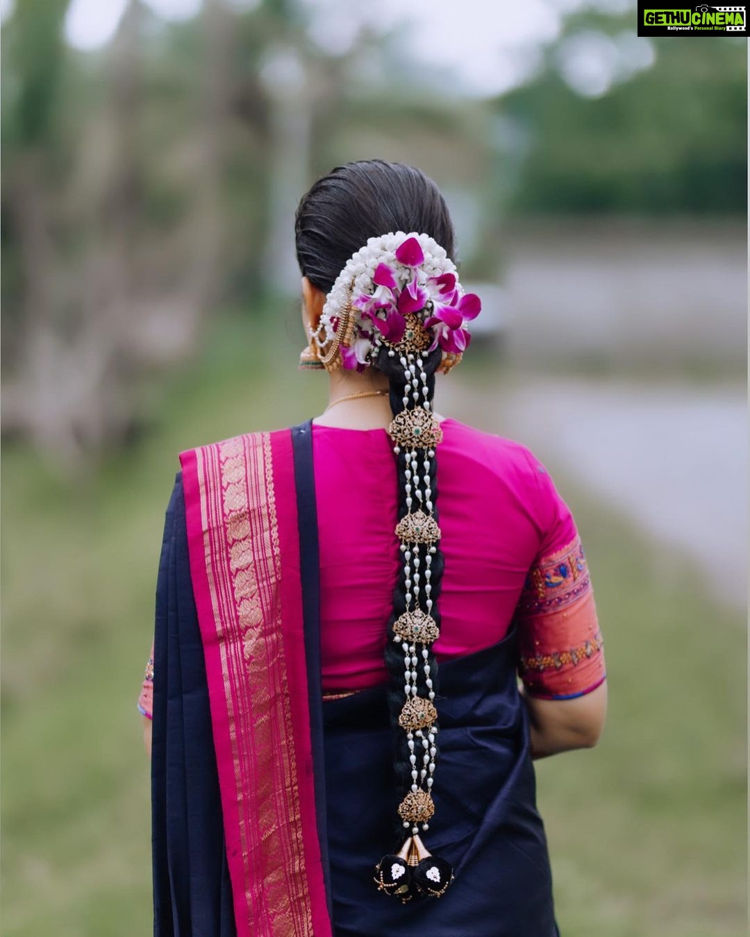 Neetha Ashok Instagram - 🙈Just going with the trend of GRWM photos 😂 for my wedding! (Couldn’t think of a caption😂) Blouse by @rishi_designs11 Mua @piya.artistry Video credit @pixel_stream Hair accessories @beadedtreasuresjewelry Bridal mehendi by @mehendistoriesbykiran Nails by @flamingonailsindia #bridesofbangalore #brides #southindianbrides #southindianweddings #indianwedding #indianbride #southindianjewellery #wedding #bridalmakeup #bridesofindia #southfashionstyle #silksaree #kanchipuramsaree #bridesofhydrabad #bridaljewellery #templejewellery #weddingphotography #sareelove #bridal #southindianfashion #bridalwear #makeup #married #justmarried #happytears #tearsworthymoment
