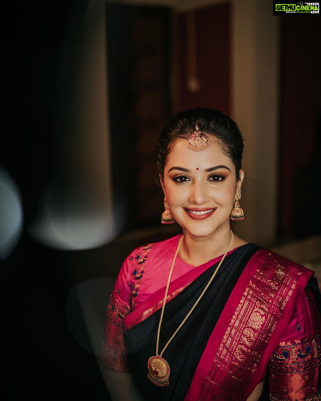 Neetha Ashok Instagram - 🙈Just going with the trend of GRWM photos 😂 for my wedding! (Couldn’t think of a caption😂) Blouse by @rishi_designs11 Mua @piya.artistry Video credit @pixel_stream Hair accessories @beadedtreasuresjewelry Bridal mehendi by @mehendistoriesbykiran Nails by @flamingonailsindia #bridesofbangalore #brides #southindianbrides #southindianweddings #indianwedding #indianbride #southindianjewellery #wedding #bridalmakeup #bridesofindia #southfashionstyle #silksaree #kanchipuramsaree #bridesofhydrabad #bridaljewellery #templejewellery #weddingphotography #sareelove #bridal #southindianfashion #bridalwear #makeup #married #justmarried #happytears #tearsworthymoment