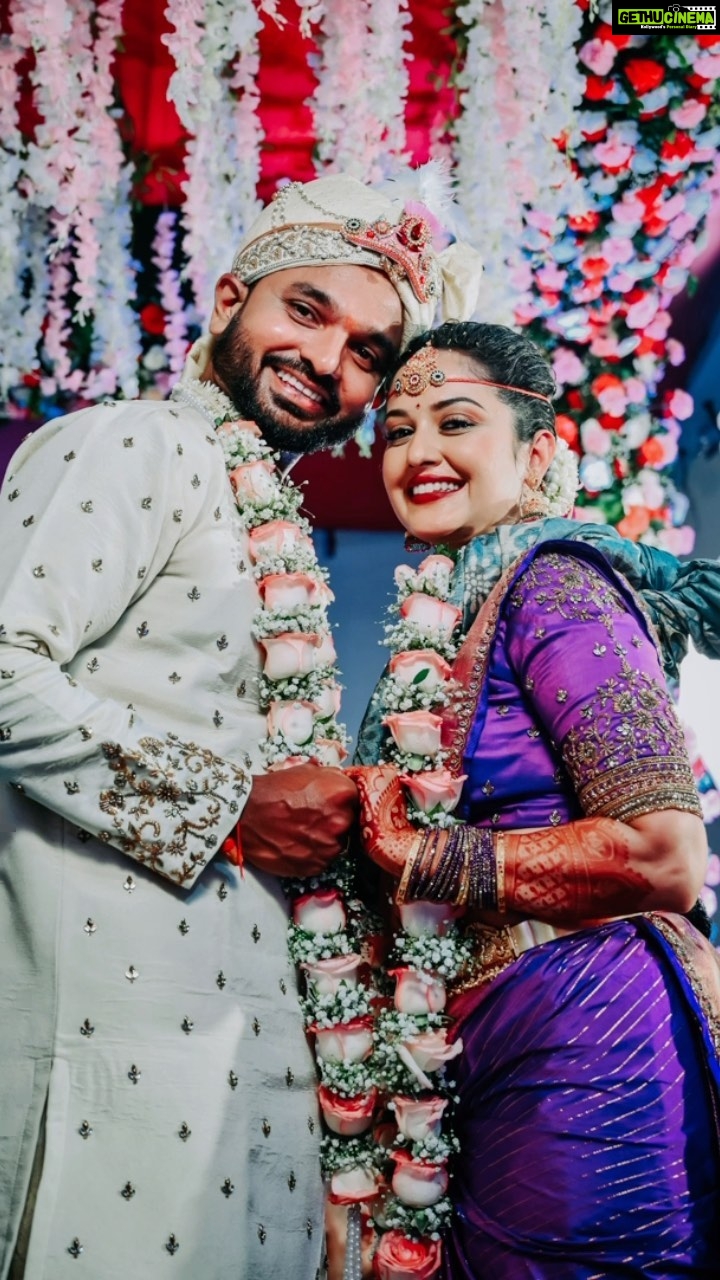 Neetha Ashok Instagram - Blessings 🥰 Bride & groom’s Costume designed, conceptualised & styled by @arulaa_by_rashmianooprao Mua by @piya.artistry Brides and grooms jewellery by @beadedtreasuresjewelry Pc @pixel_stream Bridal mehendi by @mehendistoriesbykiran Nails by @flamingonailsindia #married #justmarried #happytears #tearsworthymoment #bridesofbangalore #brides #southindianbrides #southindianweddings #indianwedding #indianbride #southindianjewellery #wedding #bridalmakeup #bridesofindia #southfashionstyle #silksaree #kanchipuramsaree #bridesofhydrabad #bridaljewellery #templejewellery #weddingphotography #sareelove #bridal #southindianfashion #bridalwear #makeup