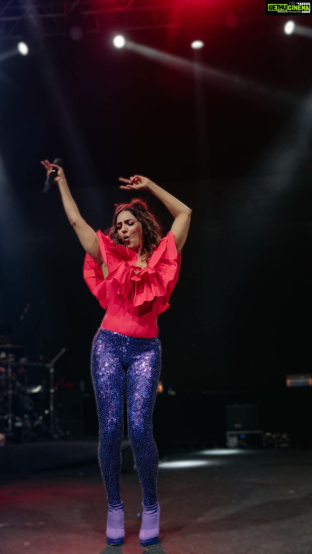 Neeti Mohan Instagram - IGDTUW you all are being fondly remembered today. A week ago we had such a wonderful time performing for you all. Drop a HI π if you were there! Much love π«Άπ» @taarangana @spectal.management @igdtuw.official Delhi