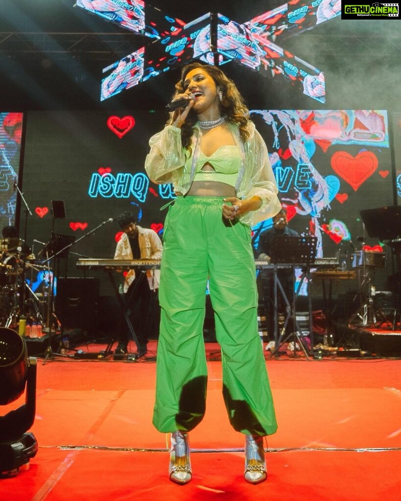 Neeti Mohan Instagram - These Med Students know how to PARTYYYYYY 🎉 SCB medical college seeing you all sing and dance was quite a sight and an experience!!! The Band and me still talk about it 😅 Thank you for a mad night! Much love ❤️ @amit_thosar @rohann_95 @akshay.menon.official @anithadkar @denzil.mathias @ritickasjalan @_smfilms @desigulab @manuvjacob Samhit Pranoy Shane Fit @asos @londonrag_in Styling - @shreyandurjastyle Hmu - @ritickasjalan S.C.B Medical College, Cuttack auditorium