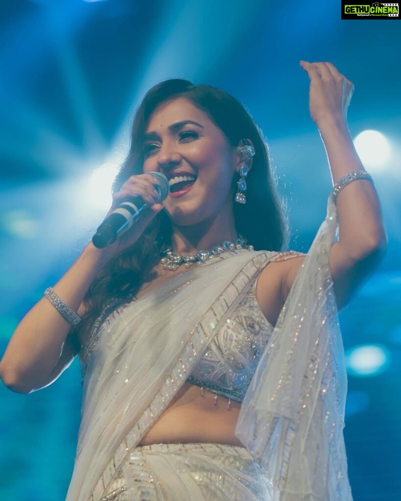 Neeti Mohan Instagram - Swipe right for white 🤍 Last one is my Fav 😻 What a fun night performing for @mohansisterslive in Hyderabad ❤️ More pics coming soon! #MSL