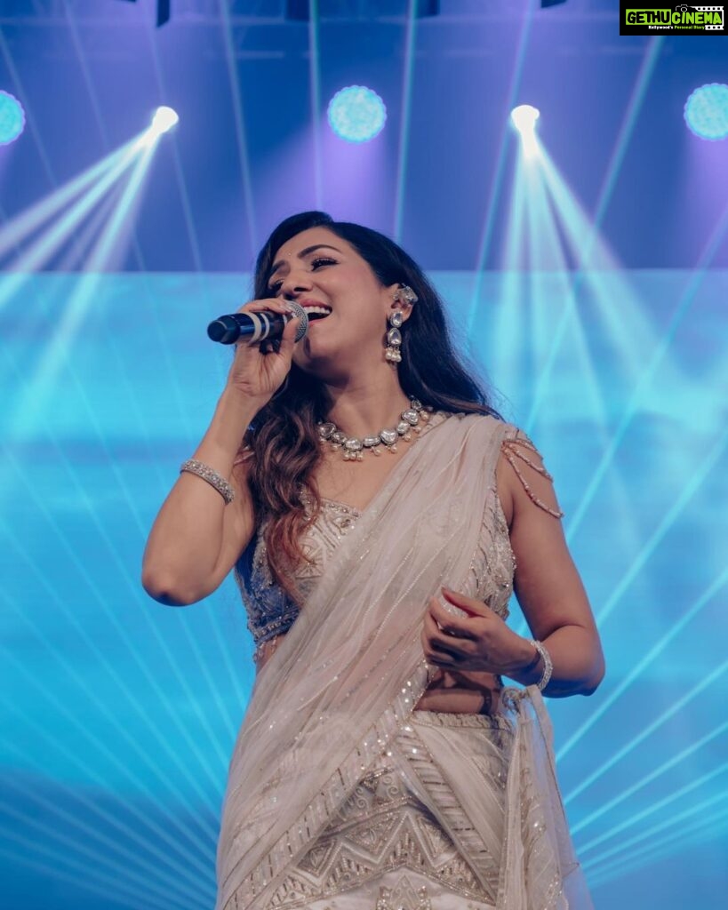 Neeti Mohan Instagram - Swipe right for white 🤍 Last one is my Fav 😻 What a fun night performing for @mohansisterslive in Hyderabad ❤️ More pics coming soon! #MSL