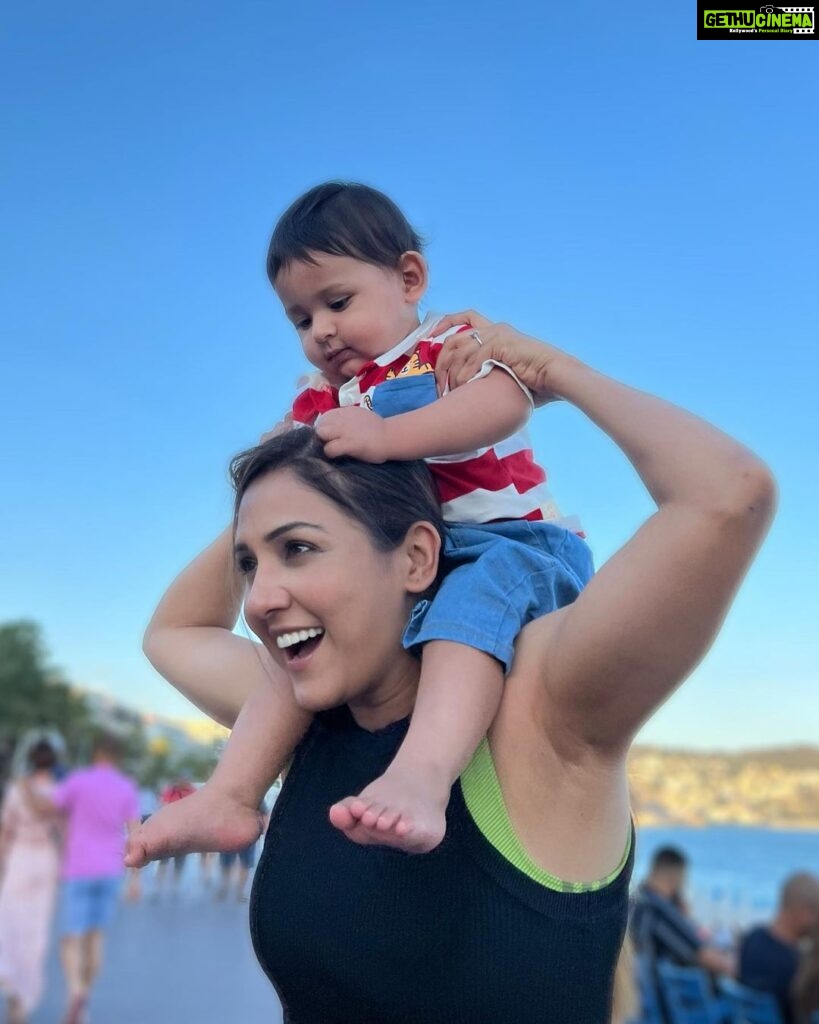 Neeti Mohan Instagram - Can’t tell who looks Happier? Can you ? To all the Mothers wishing you a very #HappyMothersDay You all make the world a better place. Love yourself today and forever as much as love your child 😇♥️