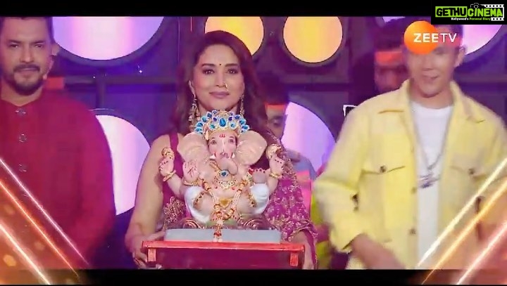 Neeti Mohan Instagram - Banega Ganesh Utsav aur bhi khaas, jab Sa Re Ga Ma Pa ke manch par aayengi Madhuri Dixit Bappa ke saath! Dekhiye #SaReGaMaPa, har Sat-Sun, raat 9 baje, sirf #ZeeTV par aur kahin bhi, kabhi bhi @zee5shows par. #SRGMP2023 #Promo #GaneshUtsav @anumalikmusic @neetimohan18 @realhimesh @adityanarayanofficial @madhuridixitnene @ranita_banerjee_official @nishthasharmaofficial