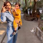 Neeti Mohan Instagram – Cheering squad is at its best 🥳 
Nani, Papa, Maasis and Mommy all so enthusiastic to celebrate Aryaveer’s 1st Annual day. What an experience for children to become different characters, express and learn. Kudos to the teachers for making the preparations and performing fun for the bachas  @safarikidindia @nishka.kherajani 🫶🏻