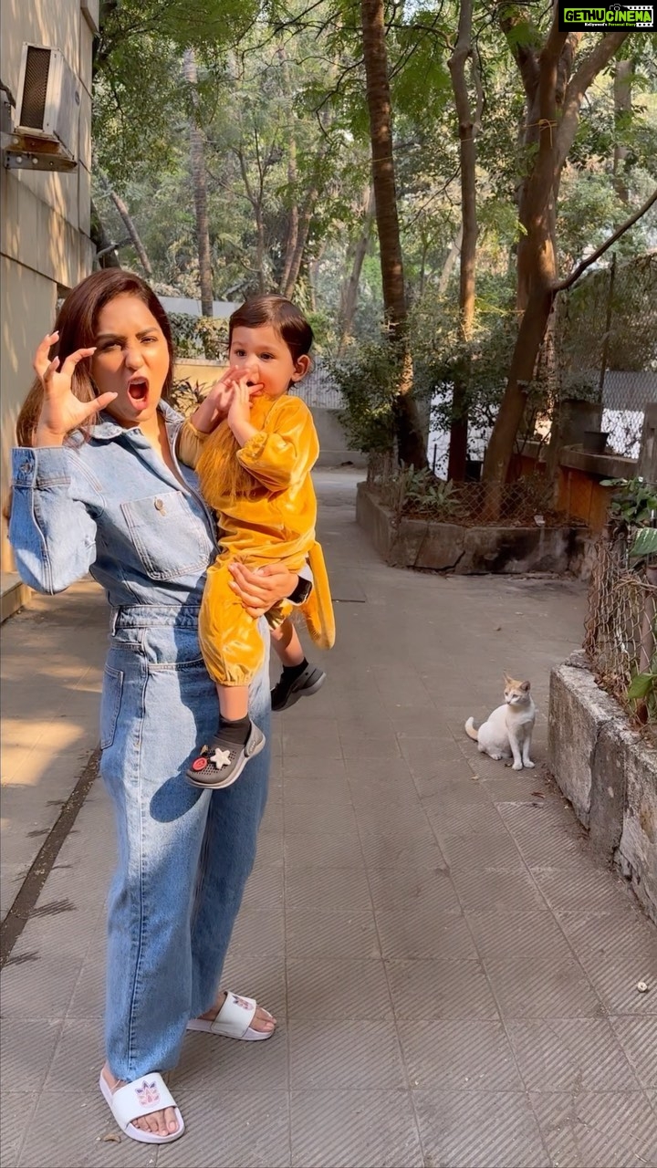 Neeti Mohan Instagram - Cheering squad is at its best 🥳 Nani, Papa, Maasis and Mommy all so enthusiastic to celebrate Aryaveer’s 1st Annual day. What an experience for children to become different characters, express and learn. Kudos to the teachers for making the preparations and performing fun for the bachas @safarikidindia @nishka.kherajani 🫶🏻