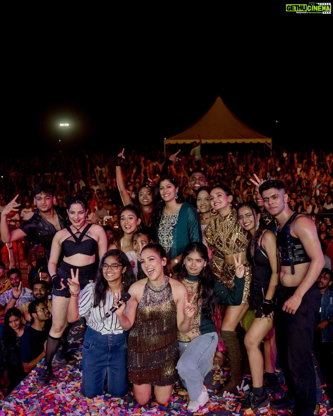Neeti Mohan Instagram - An Unforgettable evening!!!! MSL at NIT Warangal π₯ Drop a π«Άπ» in the comments below if you were there βοΈ @mohansisterslive @mohanshakti @muktimohan @Rohann_95 @denzil.mathias @akshay.menon.official @anithadkar @Bassmyna @samit.pednekar @mishraontherun @knober_wobber @jaythakkar99 @manuvjacob @rahatmakhani @_smfilms @ritickasjalan @dwyessh_hairwizard @aaliyanhussainhairmakeupcreator @saba_hair_makeupartis Choreographer - Abhishek Das @soultan_dasri8 Associate Choreographer - Khushi Trivedi: @khushi_freshmess Bhakti Makhija : @bhakti.makhijaa Manish Kukkar : @manish_future Lalu Michael : @killachoc_famouscrew Dancers - Ishita Agnihotri: @agnihotri_ishita99 Siddhi Rane : @siddhi._rane Yash Amin : @yash.l.amin Kavita Gopinath Lagade : @lagadekavita Shubham Pawar : @lockboi_shubhu Lalu Bhugappa Maykal : @killachoc_famouscrew Music edit @smeuphony Managers: Amit : @amit_thosar Shubham : @shubhammunot7 Prema : @premavshetty Shraddha :@_shraddhabobade_ Nividitha: @nivi_ditha007 @jagtap721 @campussevents