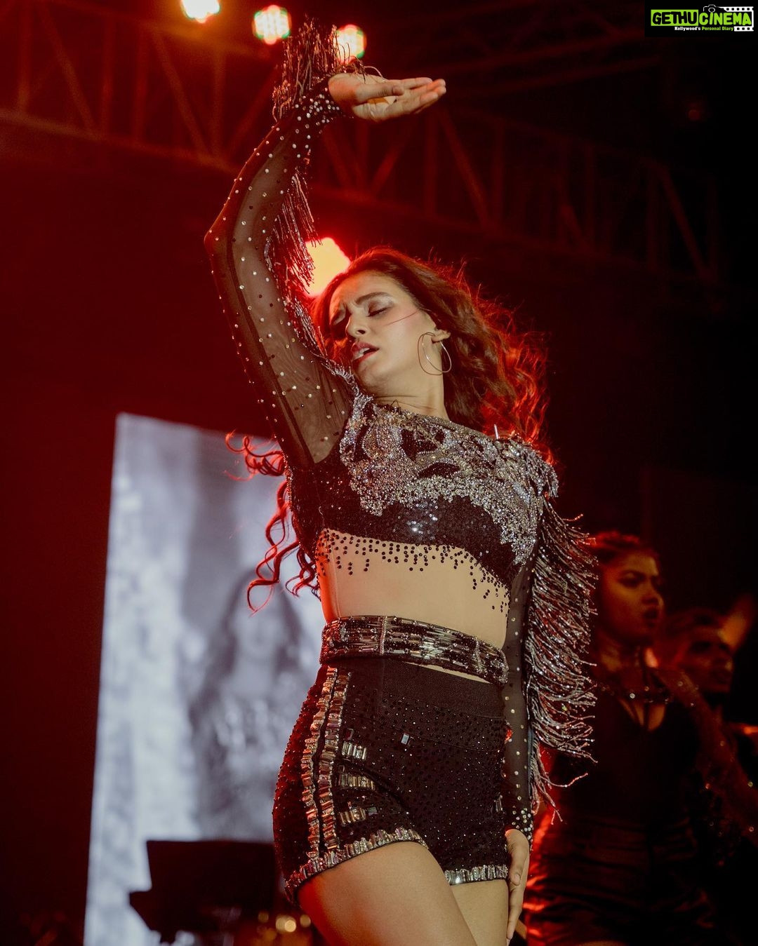 Neeti Mohan Instagram - An Unforgettable evening!!!! MSL at NIT Warangal π₯ Drop a π«Άπ» in the comments below if you were there βοΈ @mohansisterslive @mohanshakti @muktimohan @Rohann_95 @denzil.mathias @akshay.menon.official @anithadkar @Bassmyna @samit.pednekar @mishraontherun @knober_wobber @jaythakkar99 @manuvjacob @rahatmakhani @_smfilms @ritickasjalan @dwyessh_hairwizard @aaliyanhussainhairmakeupcreator @saba_hair_makeupartis Choreographer - Abhishek Das @soultan_dasri8 Associate Choreographer - Khushi Trivedi: @khushi_freshmess Bhakti Makhija : @bhakti.makhijaa Manish Kukkar : @manish_future Lalu Michael : @killachoc_famouscrew Dancers - Ishita Agnihotri: @agnihotri_ishita99 Siddhi Rane : @siddhi._rane Yash Amin : @yash.l.amin Kavita Gopinath Lagade : @lagadekavita Shubham Pawar : @lockboi_shubhu Lalu Bhugappa Maykal : @killachoc_famouscrew Music edit @smeuphony Managers: Amit : @amit_thosar Shubham : @shubhammunot7 Prema : @premavshetty Shraddha :@_shraddhabobade_ Nividitha: @nivi_ditha007 @jagtap721 @campussevents