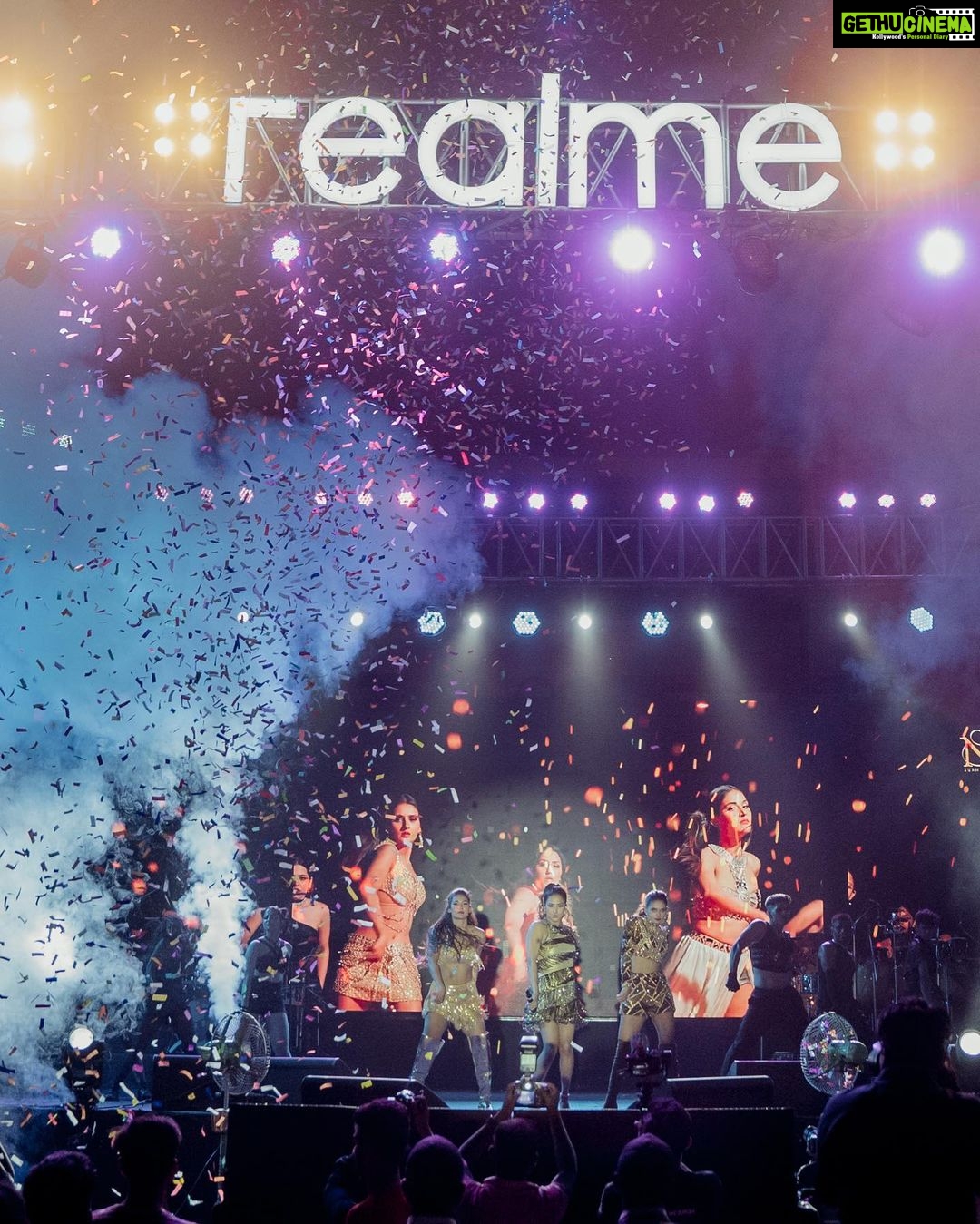 Neeti Mohan Instagram - An Unforgettable evening!!!! MSL at NIT Warangal π₯ Drop a π«Άπ» in the comments below if you were there βοΈ @mohansisterslive @mohanshakti @muktimohan @Rohann_95 @denzil.mathias @akshay.menon.official @anithadkar @Bassmyna @samit.pednekar @mishraontherun @knober_wobber @jaythakkar99 @manuvjacob @rahatmakhani @_smfilms @ritickasjalan @dwyessh_hairwizard @aaliyanhussainhairmakeupcreator @saba_hair_makeupartis Choreographer - Abhishek Das @soultan_dasri8 Associate Choreographer - Khushi Trivedi: @khushi_freshmess Bhakti Makhija : @bhakti.makhijaa Manish Kukkar : @manish_future Lalu Michael : @killachoc_famouscrew Dancers - Ishita Agnihotri: @agnihotri_ishita99 Siddhi Rane : @siddhi._rane Yash Amin : @yash.l.amin Kavita Gopinath Lagade : @lagadekavita Shubham Pawar : @lockboi_shubhu Lalu Bhugappa Maykal : @killachoc_famouscrew Music edit @smeuphony Managers: Amit : @amit_thosar Shubham : @shubhammunot7 Prema : @premavshetty Shraddha :@_shraddhabobade_ Nividitha: @nivi_ditha007 @jagtap721 @campussevents