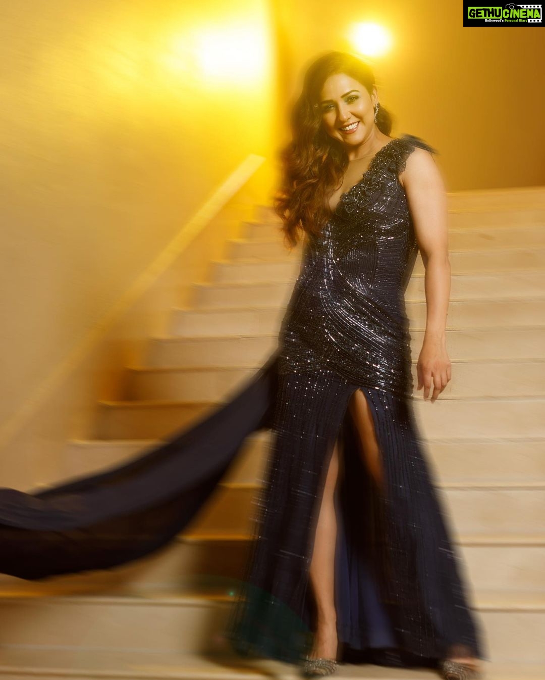 Neeti Mohan Instagram - Most Stylish musician ✌️ It’s my first style award after becoming a mother. And why not! To all the mommies out there keep your motherhood stylish. Thank you @realbollywoodhungama for a glamorous night. It was lovely performing at the event ✨ Gown - @bhawnaraoluxury Jewellery - @mozaati Style - @shreyandurjastyle Hair - @dwyessh_hairwizard Makeup - @ritickasjalan Photos - @vishwasgonsalves