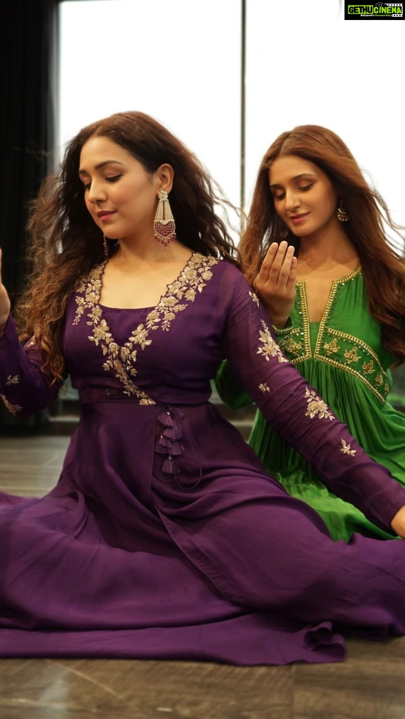 Neeti Mohan Instagram - Such a beautiful feeling dancing on didiβs super hit song β¨ I donβt remember if we have ever danced together like this before. So happpppyyyyyy ππΌππΌππΌ @muktimohan we missed you for this one π€ #ChalTereIshq #Gadar2 @mithoon11 @quadri.Sayeed @vishalmishraofficial @shehnazakhtarofficial @ericpillai @anilsharma_dir @iamsunnydeol @ameeshapatel9 @iutkarsharma @simratkaur_16 Outfit - @almaaribypooja @viralmantra Styling - @shreyandurjastyle Shot by @shubhamdancer Choreography by @guptameghal Hawa by @rajak_sanjip π @nrityashakti