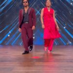 Neeti Mohan Instagram - #SRGMP got a Fab response from all of you in the first week. YAYYYYY! We are on to our second week of auditions now. Keep supporting the new talent. Looking forward to making your weekends more musical 🎤🎵🥰 Tune in tonight at 9 pm @zeetv