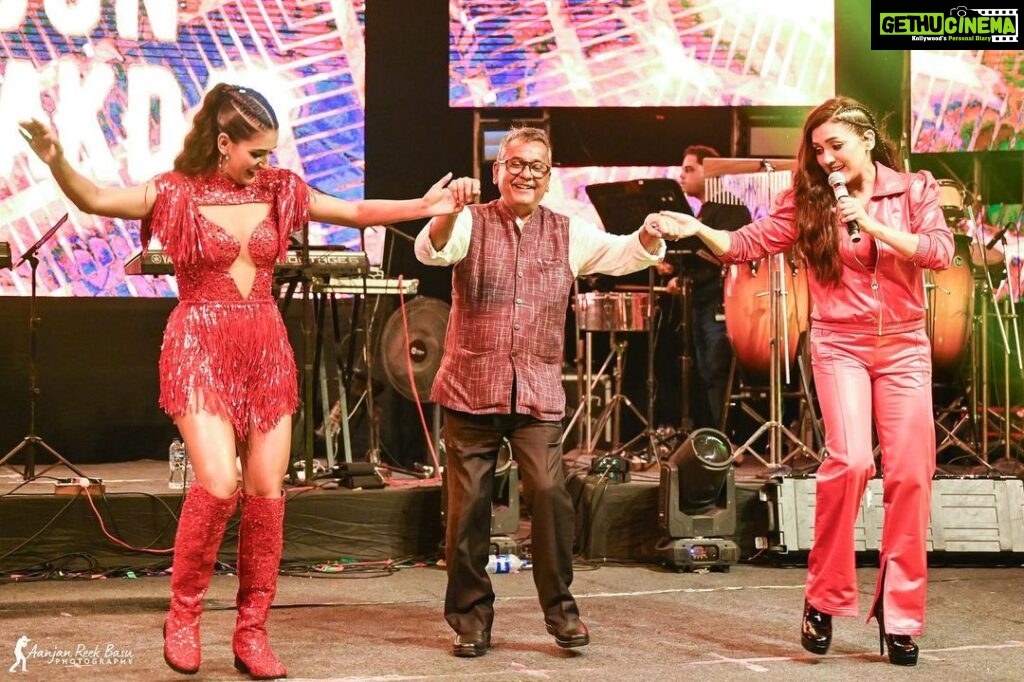 Neeti Mohan Instagram - When Papa came and danced with @mohansisterslive for the first time 😇🙌 These are the moments we live for! @mohanshakti @muktimohan @bms.brijmohan Kolkata