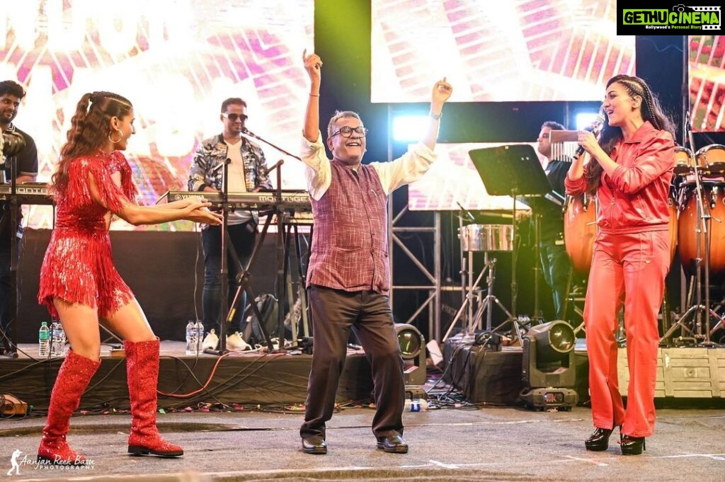 Neeti Mohan Instagram - When Papa came and danced with @mohansisterslive for the first time 😇🙌 These are the moments we live for! @mohanshakti @muktimohan @bms.brijmohan Kolkata