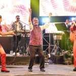 Neeti Mohan Instagram - When Papa came and danced with @mohansisterslive for the first time 😇🙌 These are the moments we live for! @mohanshakti @muktimohan @bms.brijmohan Kolkata