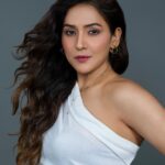 Neeti Mohan Instagram - Bas Naam hi Kaafi hai ☕️😜 📸 @nikhilshenoyphoto @saba_hair_makeupartist @muktimanch Mukti Manch