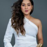 Neeti Mohan Instagram - Bas Naam hi Kaafi hai ☕️😜 📸 @nikhilshenoyphoto @saba_hair_makeupartist @muktimanch Mukti Manch