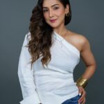 Neeti Mohan Instagram - Bas Naam hi Kaafi hai ☕️😜 📸 @nikhilshenoyphoto @saba_hair_makeupartist @muktimanch Mukti Manch