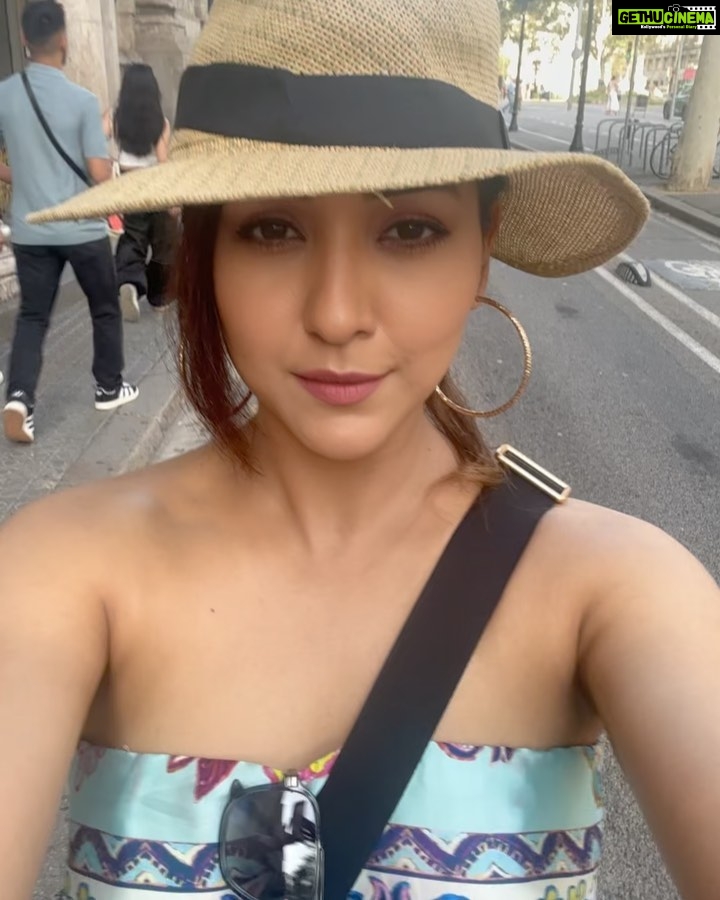 Neeti Mohan Instagram - Chill Eat Walk 🔂 Barcelona, Spain