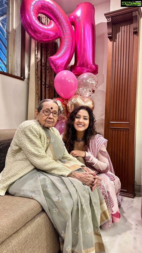 Neeti Mohan Instagram - Baa! As we celebrate your 91st Birthday. We feel fortunate that Aryaveer has a Great grand mother to pamper him. I wish to imbibe your compassion, wisdom and strength. You have been a complete woman who’s been an accomplished professional in the field of medicine and been a rock for the family. What a way to live and celebrate life! Best of both worlds! #goals 🙌✊