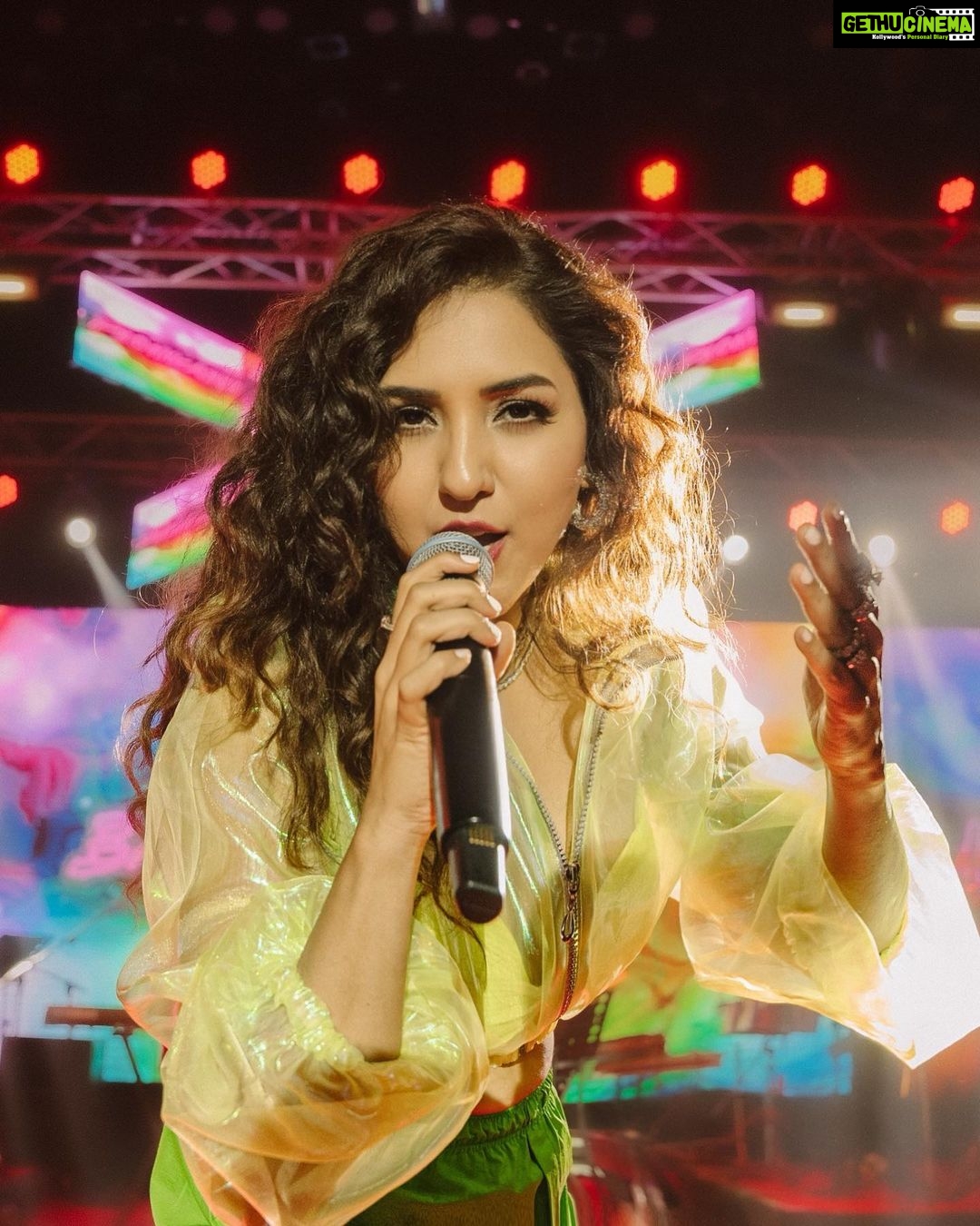 Neeti Mohan Instagram - These Med Students know how to PARTYYYYYY π SCB medical college seeing you all sing and dance was quite a sight and an experience!!! The Band and me still talk about it π
Thank you for a mad night! Much love β€οΈ @amit_thosar @rohann_95 @akshay.menon.official @anithadkar @denzil.mathias @ritickasjalan @_smfilms @desigulab @manuvjacob Samhit Pranoy Shane Fit @asos @londonrag_in Styling - @shreyandurjastyle Hmu - @ritickasjalan S.C.B Medical College, Cuttack auditorium