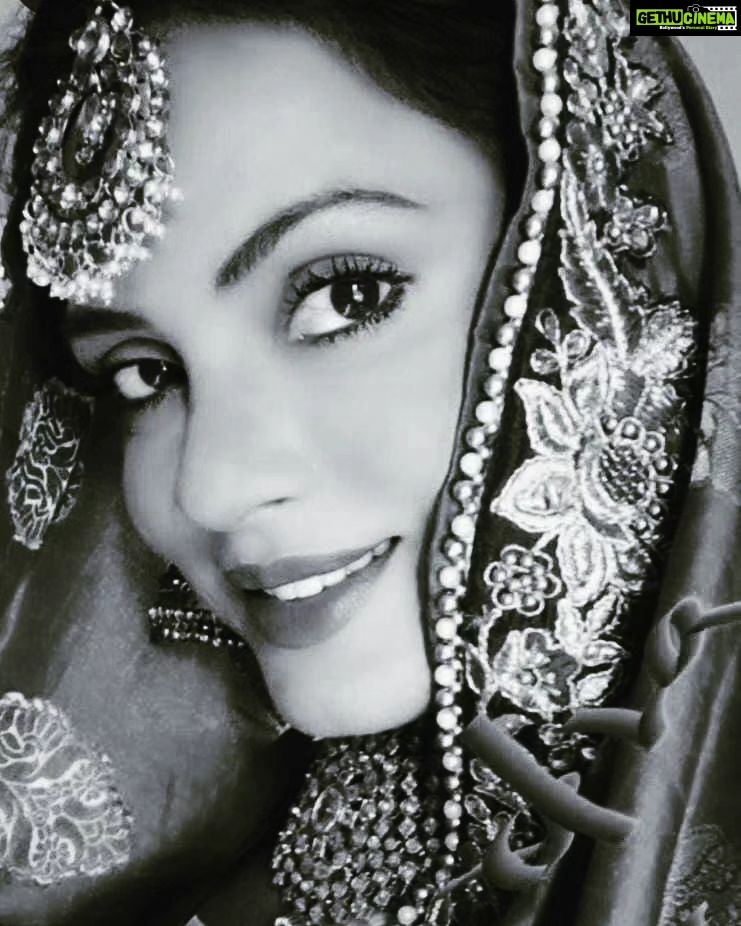 Neetu Chandra Instagram - Do you like me in this #ethinic look ? #happysunday 💓❤️ Mumbai, Maharashtra