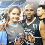 Neetu Chandra Instagram – With undefeated @floydmayweather 😊😊😊 what an inspiration, he can play basketball as well! 
#boxer 
#basketball 
A sportsman can do anything in the world!