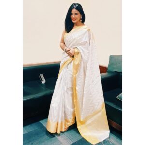 Neetu Chandra Instagram - Happy Onam! As the auspicious occasion of Onam arrives, may you be blessed with an abundance of joy, excellent health, and everlasting prosperity.
.
.
.
.
.
.
.

#nitu #neetu #shrivastava #neetushrivastava #nitushrivastava #nituchandra #chandra #girl #reeloftheday #basic #organics #onam #onamfestival #onam2023 #onamcelebration #onamspecial #onamsaree #saree #onamvibes