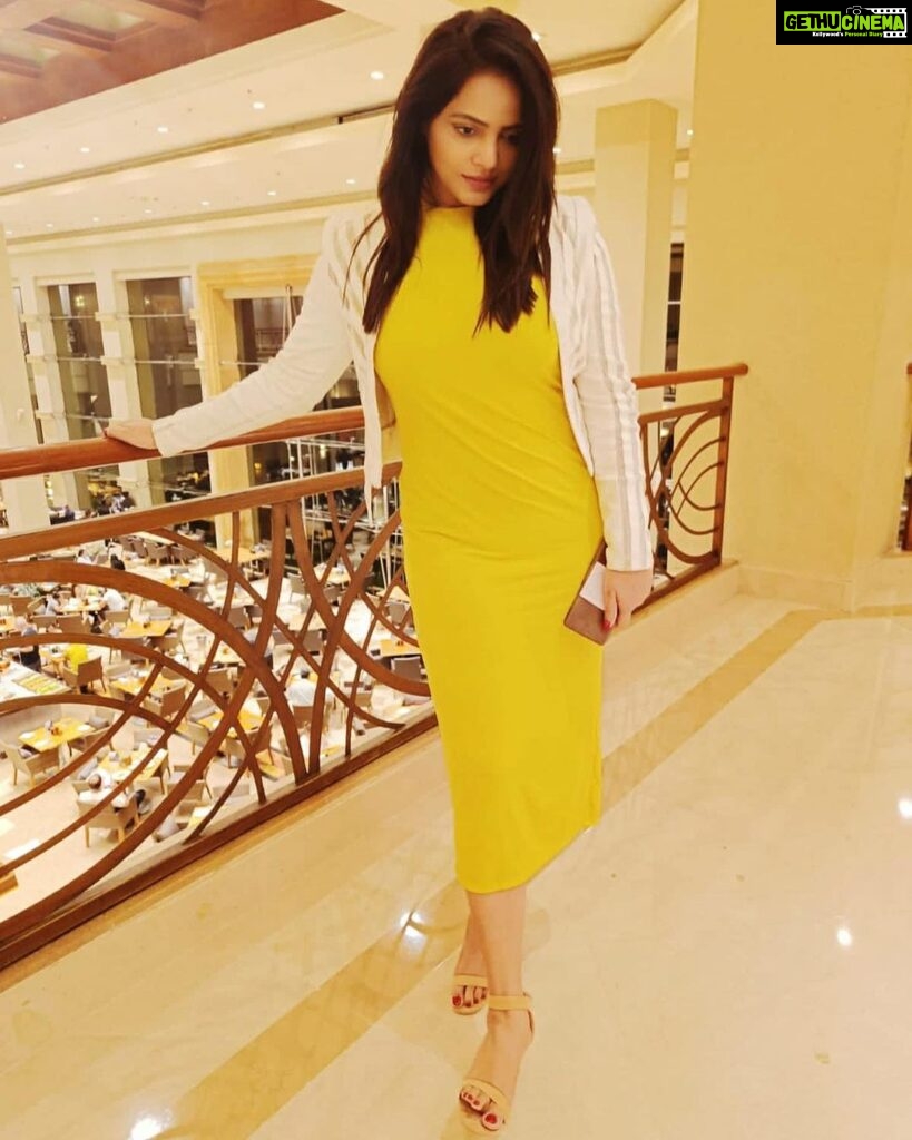Neetu Chandra Instagram - How lovely Yellow is !! It stands for the Sun. . . . . . . . . #nitu #neetu #shrivastava #neetushrivastava #nitushrivastava #nituchandra #chandra #girl #reeloftheday #basic #organics #ootd #style #stylish #fashion #trendingfashion #trendingstyle #modelling #models #latestmodel #latesshoot #lateststyle #styleicon #stylishicon #bollywoodicon #trendingicon #lovely #yellowdress #yellow #sun