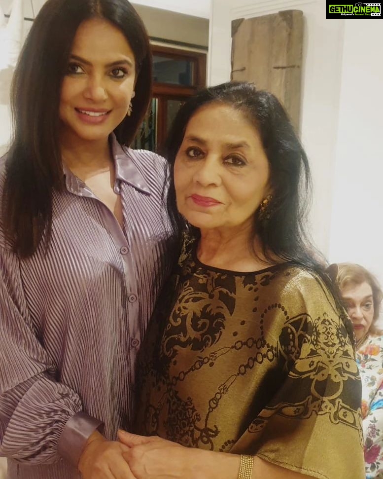 Neetu Chandra Instagram - Last evening was overwhelming and Heart touching. Met my dearest friend @smritimundhra lovely @ChandraMundhra and Smriti s little angel daughter Isabel after years, Isabel in particular... held her when she was tiny 1year old in my arms and then yesterday when she is 6 now. So proud that Smriti found soooo many fans in India through her extraordinary work on Netflix s original reality show..as a creator of INDIAN MATCHMAKING then ROMANTIC. In 2020 she was nominated at Oscar's for the Best Documentary short of her film St. Louis Superman. My association with Smriti is through Director Jagmohan Mundhra sir, whose last film was APARTMENT and I was the lead. Jag sir was a guide, a philosopher, a father figure for me, especially after I lost my father.. Jag sir use to tell me stories of Smriti s childhood and how he was so proud in everything Smriti does... Today, wherever you are, you must be witnessing your predictions Jag sir.. we all are so proud of her too.. A sister to me with so much warmth and care. Chandra Ji, Jag sir s wife, Smriti s mother.. a mother figure to me, a friend, my guardian in Los Angeles and a perfect picture of calmness, smile, warmth n humanity... Ever you ask her.. HOW ARE YOU CHANDRA JI, SHE WILL SAY, "I AM PERFECT," yes, INDEED.. YOU ARE ❤🤗 Since we both are Chandra, people generally think she is my mother.. Love you Chandra Ji. You have an awesome extended family as well, all of them... I met yesterday and felt as if I already knew them. . Thank you so much for Never ending hugggggs, love and care. See you soon. . Love you 3... kisses kisses 💋 ❤❤🤗🤗🤗