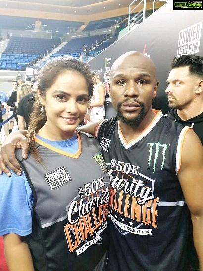 Neetu Chandra Instagram - With undefeated @floydmayweather 😊😊😊 what an inspiration, he can play basketball as well! #boxer #basketball A sportsman can do anything in the world!
