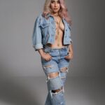 Neha Bhasin Instagram – All denim will always be a vibe.
What ya think? COMMENT below 😆

#nehabhasin 

Shot and edited @ikshitpatel 
Makeup @makeoverby_anna