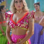Neha Bhasin Instagram - Some moments from the video shoot. These pictures looked sad not being shared. Have a great weekend. kut kut 🥰 #nehabhasin #kutkutbajra