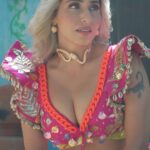 Neha Bhasin Instagram - It takes a village to make a video. It was 40 degrees and we had 8 hours to pull this mamoth video. But when you have god's blessings and a great team of artistic professionals you get ART. I am grateful I get to do what I love and spread joy through musi,dance and beauty. Enjoy. A big Thank you to @saurabh_prajapati24 for choreographing this with love & passion.. Thank you @kumar1sharma for bringing your expertise and showing patience in teaching me Indian dance I have never done. Big love to full team of @kathakrockers Thank you @dixshant_kala @prashantdandekar.dop For bringing this vision to life and being a family to us. Grateful for you @zookthespook and full team of @5am.audio #nehabhasin #kutkutbajra #bts #punjabisongs
