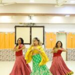 Neha Bhasin Instagram - A true Indian folk collabortion with @vaishali.kalanjay an internationally acclaimed Indian folk dance choreographer and guru.. Ps : I am loving your reels on kut kut bajra. Keep em coming 🥰 Video shot and edited @sk_.click #nehabhasin #kutkutbajra #folksong #folkdance #punjabisong #trendingsongs