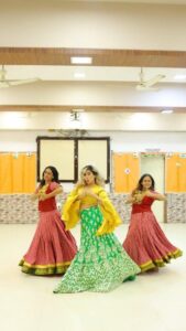 Neha Bhasin Instagram - A true Indian  folk  collabortion with @vaishali.kalanjay an internationally acclaimed Indian folk dance choreographer and guru..
Ps : I am loving your reels on kut kut bajra. Keep em coming 🥰

Video shot and edited @sk_.click

#nehabhasin #kutkutbajra #folksong #folkdance #punjabisong #trendingsongs