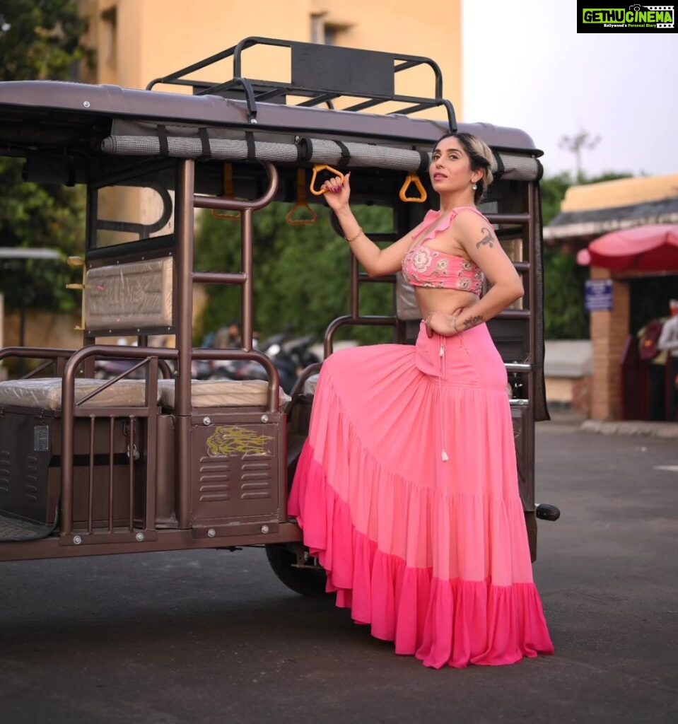 Neha Bhasin Instagram - Pink makes me happy. This look deserves its own reel. No? 📷 @himanshusharmaphotographyy Outfit @payalsinghal #Nehabhasin #chandigarh