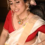 Neha Bhasin Instagram - Neha Bhasin’s lesser known Malayali side 😊 For singer Neha Bhasin (@nehabhasin4u) watching her mother-in-law Hema Aziz’s homeland tradition is an annual affair that she looks forward to. A Malayali, her MIL taught Neha about the nuances of this auspicious occasion. “Onam is a great unifier, bringing together all Malayalis across India, irrespective of religion to celebrate togetherness and harmony that pays an ode to Kerala’s harvest season,” says Neha. The singer shoots exclusively for HT City Showstoppers along with her sister-in-law Anna Horodetska, a Ukrainian model and makeup artist. Direction and Styling: @sharaashraf Video: @photographsbysmriti Photos: @himanshusharmaphotographyy Set conceptualisation: @harinder1469 (Floral rangoli with ivory phulkari and gold taar centerpiece) Outfits: @raw_mango (Sarees) and @ashagautamofficial (Blouses) Jewellery: @apalabysumitofficial Hair and Makeup: @makeoverby_anna and @makeupnhairbyamitajuneja Models: @tannurawattt, @i_ankitapauriyal, and @ritaa_kundu Coordination (models): @sunnysaprra.sunshine @ssmodelmanagement_ssmm Artist Management: @shimmerentertainment Production: @_prachisapra_, @kayanaaaaat, and @pakhi6201 Location: The White House, Jantar Mantar, New Delhi #nehabhasin #onam #happyonam #onamcelebration #onamsaree #onamspecial #onamfestival #onam2023 #desilook #fashionreel