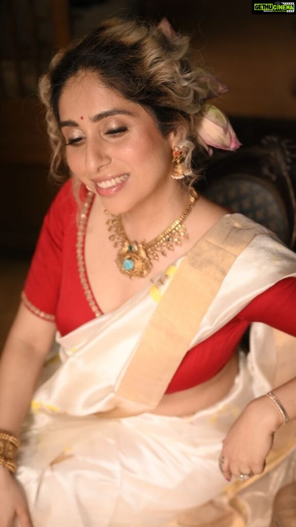 Neha Bhasin Instagram - Neha Bhasin’s lesser known Malayali side 😊 For singer Neha Bhasin (@nehabhasin4u) watching her mother-in-law Hema Aziz’s homeland tradition is an annual affair that she looks forward to. A Malayali, her MIL taught Neha about the nuances of this auspicious occasion. “Onam is a great unifier, bringing together all Malayalis across India, irrespective of religion to celebrate togetherness and harmony that pays an ode to Kerala’s harvest season,” says Neha. The singer shoots exclusively for HT City Showstoppers along with her sister-in-law Anna Horodetska, a Ukrainian model and makeup artist. Direction and Styling: @sharaashraf Video: @photographsbysmriti Photos: @himanshusharmaphotographyy Set conceptualisation: @harinder1469 (Floral rangoli with ivory phulkari and gold taar centerpiece) Outfits: @raw_mango (Sarees) and @ashagautamofficial (Blouses) Jewellery: @apalabysumitofficial Hair and Makeup: @makeoverby_anna and @makeupnhairbyamitajuneja Models: @tannurawattt, @i_ankitapauriyal, and @ritaa_kundu Coordination (models): @sunnysaprra.sunshine @ssmodelmanagement_ssmm Artist Management: @shimmerentertainment Production: @_prachisapra_, @kayanaaaaat, and @pakhi6201 Location: The White House, Jantar Mantar, New Delhi #nehabhasin #onam #happyonam #onamcelebration #onamsaree #onamspecial #onamfestival #onam2023 #desilook #fashionreel