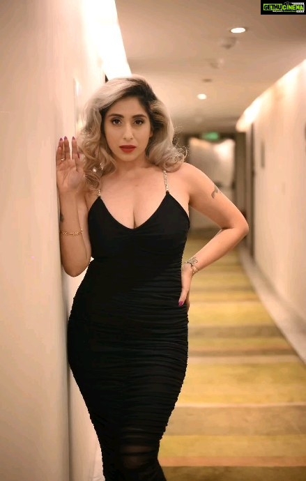 Neha Bhasin Instagram - I don't waste delicious food or tasty pictures. Good night Images @himanshusharmaphotographyy Hair @makeupnhairbyamitajuneja Outfit @thesource_buyorborrow #nehabhasin