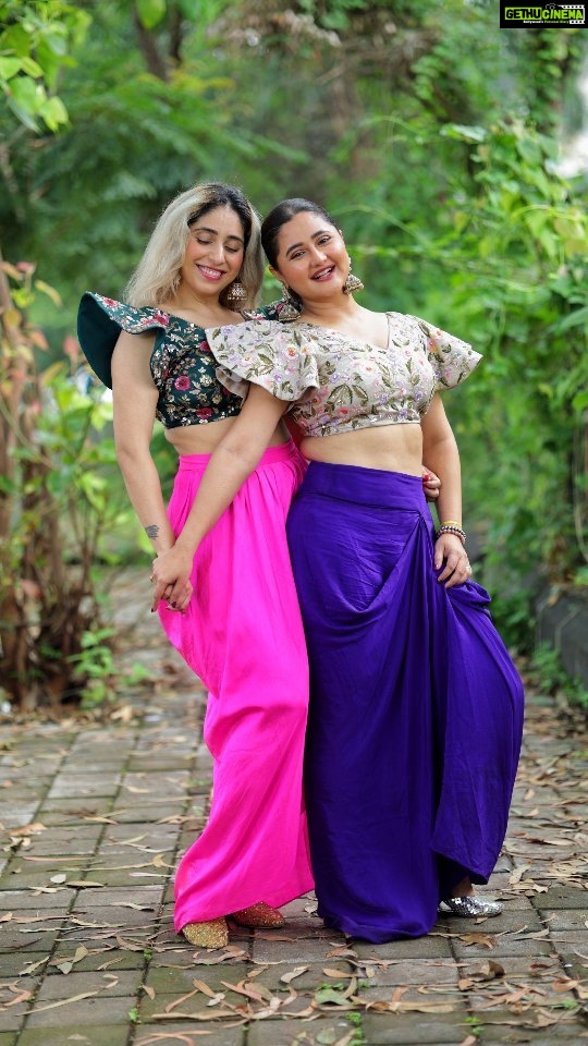 Neha Bhasin Instagram - Dancing together to kut kut bajra was so much fun.. You too can recreate these steps and tag us in your reels. Enjoy 💃 #rashamidesai #NehaBhasin #kutkutbajra #dance #happygirl #love #panjabi #immagical✨🧞‍♀️🦄 Mumbai, Maharashtra