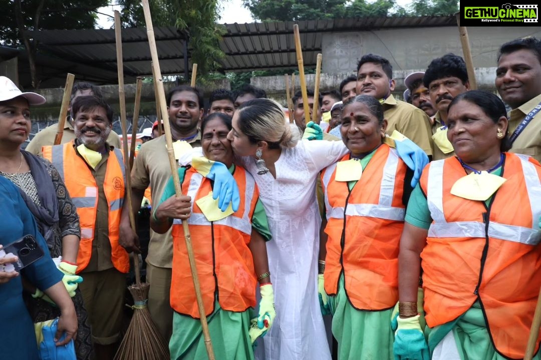 Neha Bhasin Instagram - Sab bmc karamchariyon ko mera Salaam @my_bmc *Swachh Mumbai Majhi Mumbai* Campaign in West ward Jurisdiction Officers Present DMC zone-5 Shri Harshad kale Assistant Commissioner Shri Vishvas Mote Ward Ex. Engineer M/W Shri Bembade EE & DO Shri. Sagar Asstt. Engineer Shri Santosh Nikalje Asstt. Engineer Shri Deepak Madane MOH Smt. Puja Desai # Yogiraj Shetty # Paras Bajpai # Gaanesh Awasthi #nehabhasin #swachhbharat