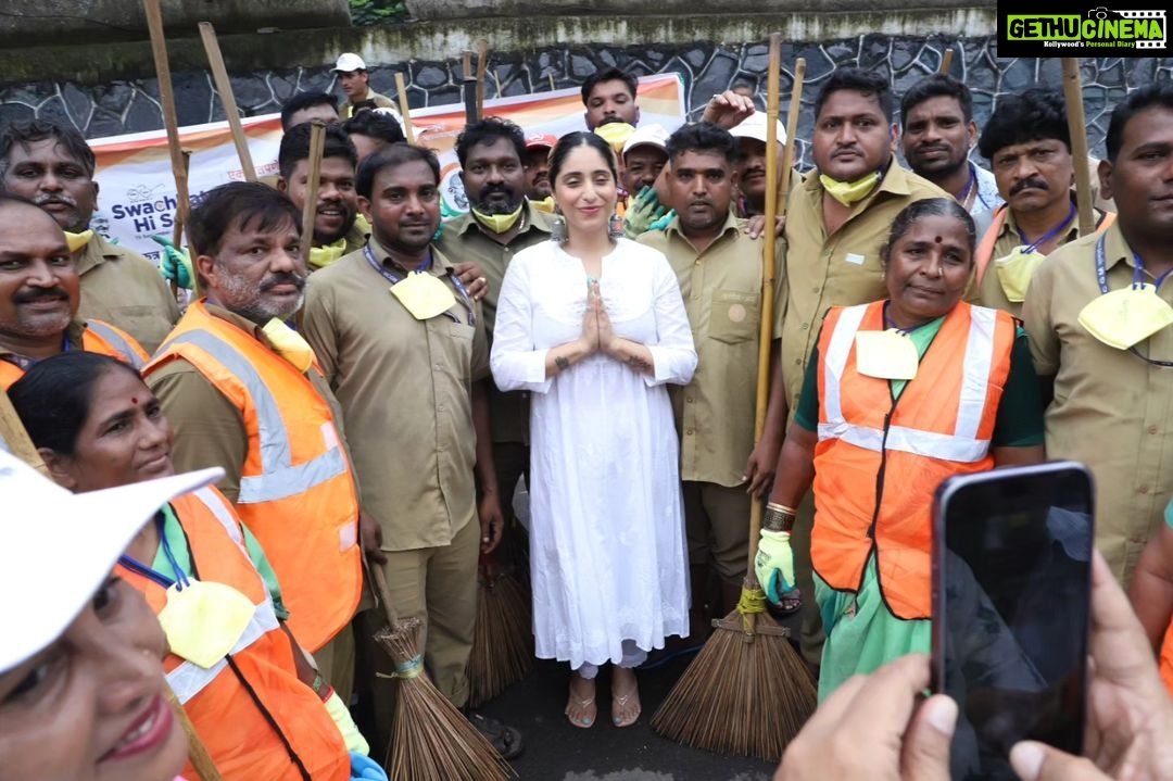 Neha Bhasin Instagram - Sab bmc karamchariyon ko mera Salaam @my_bmc *Swachh Mumbai Majhi Mumbai* Campaign in West ward Jurisdiction Officers Present DMC zone-5 Shri Harshad kale Assistant Commissioner Shri Vishvas Mote Ward Ex. Engineer M/W Shri Bembade EE & DO Shri. Sagar Asstt. Engineer Shri Santosh Nikalje Asstt. Engineer Shri Deepak Madane MOH Smt. Puja Desai # Yogiraj Shetty # Paras Bajpai # Gaanesh Awasthi #nehabhasin #swachhbharat
